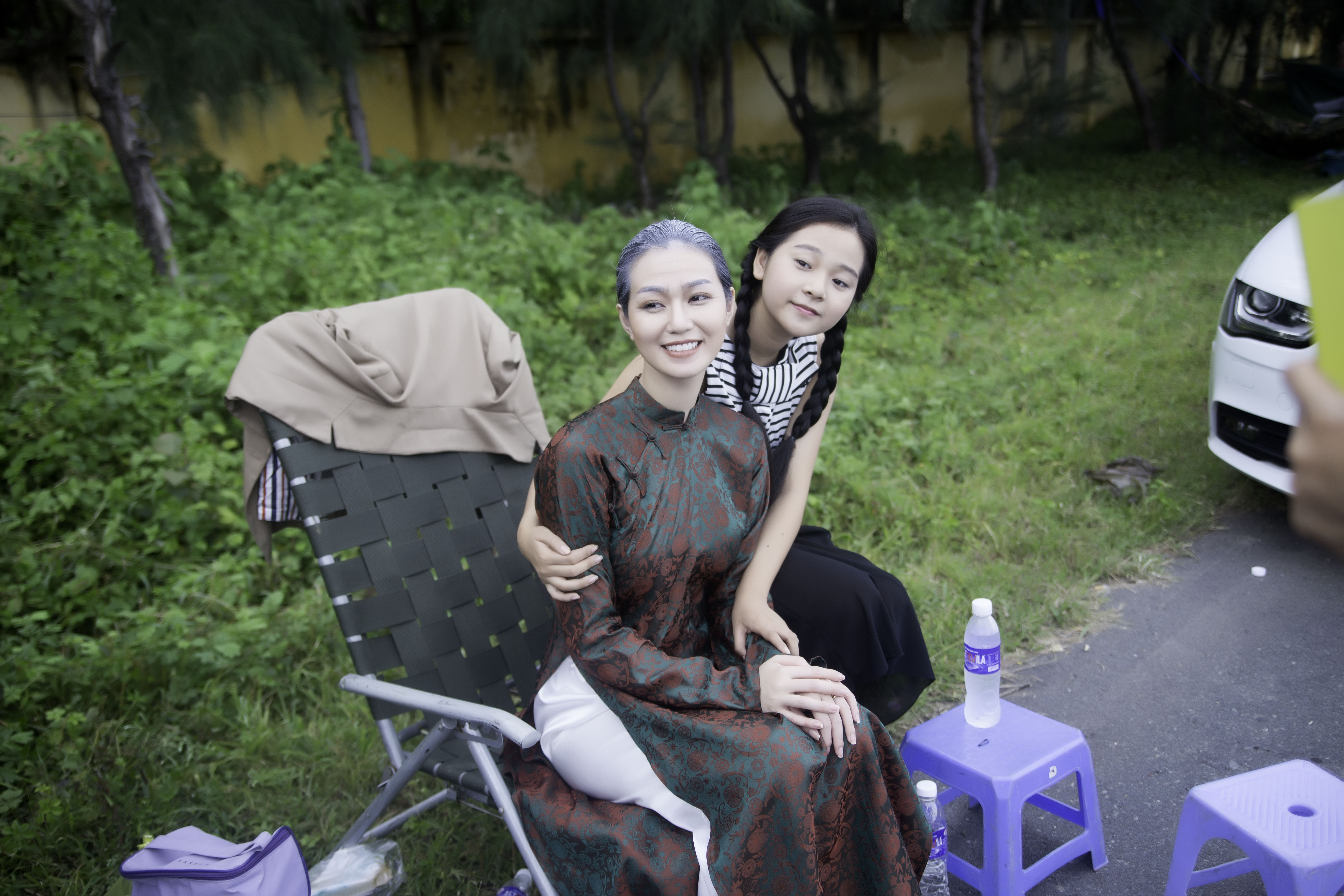 Song hành với Khánh My là nữ diễn viên trẻ Tam Triều Dâng - vai cô cháu nội xinh đẹp Hồng Anh của Hồng Trà.